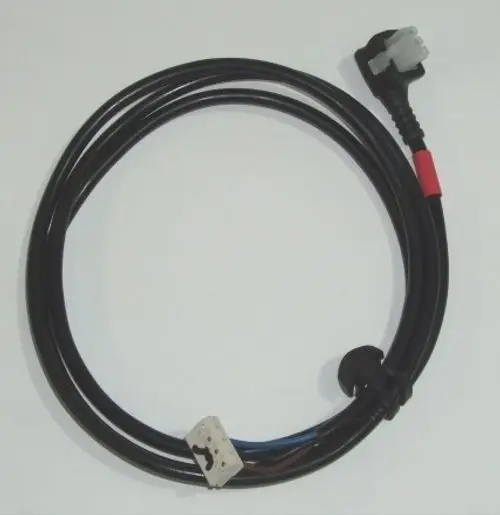Kabel mit Steckverbindern, passend für Daikin-Systeme, bestehend aus mehreren isolierten Leitungen in schwarzer Ummantelung.